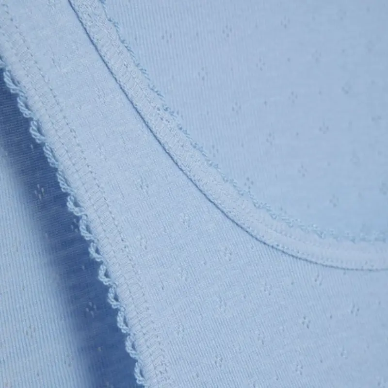 camiseta-algodon-organico-suave-blaugab-azul-detalle.webp