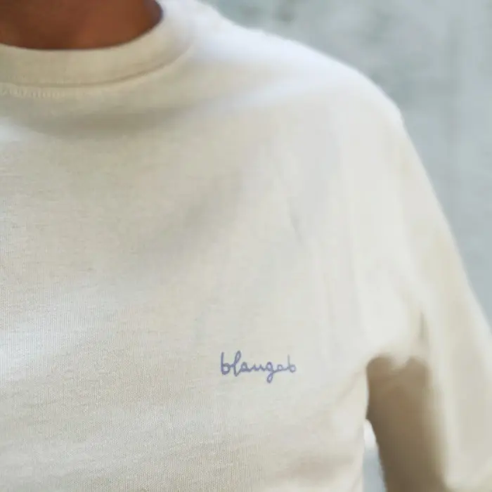 camiseta-algodon-organico-blaugab-sin-toxicos-hombre-detalle.webp